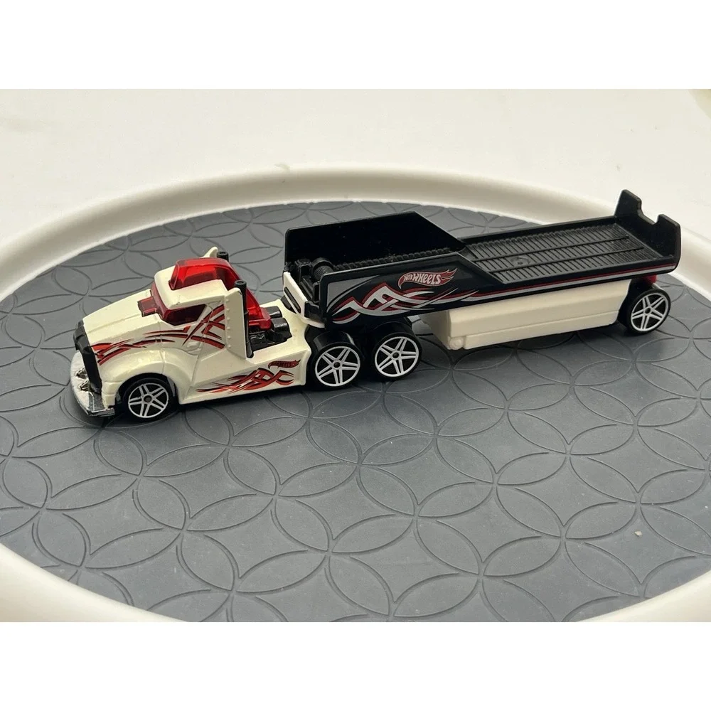 2014 Hot Wheels Drivin' Wild Super Rigs Semi Truck Car Hauler White Red